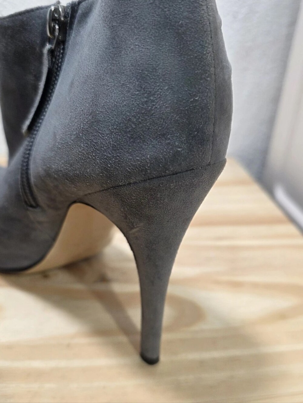 Valentino Garavani Gray Suede Bow Booties Size 8.5 - Picture 9 of 16